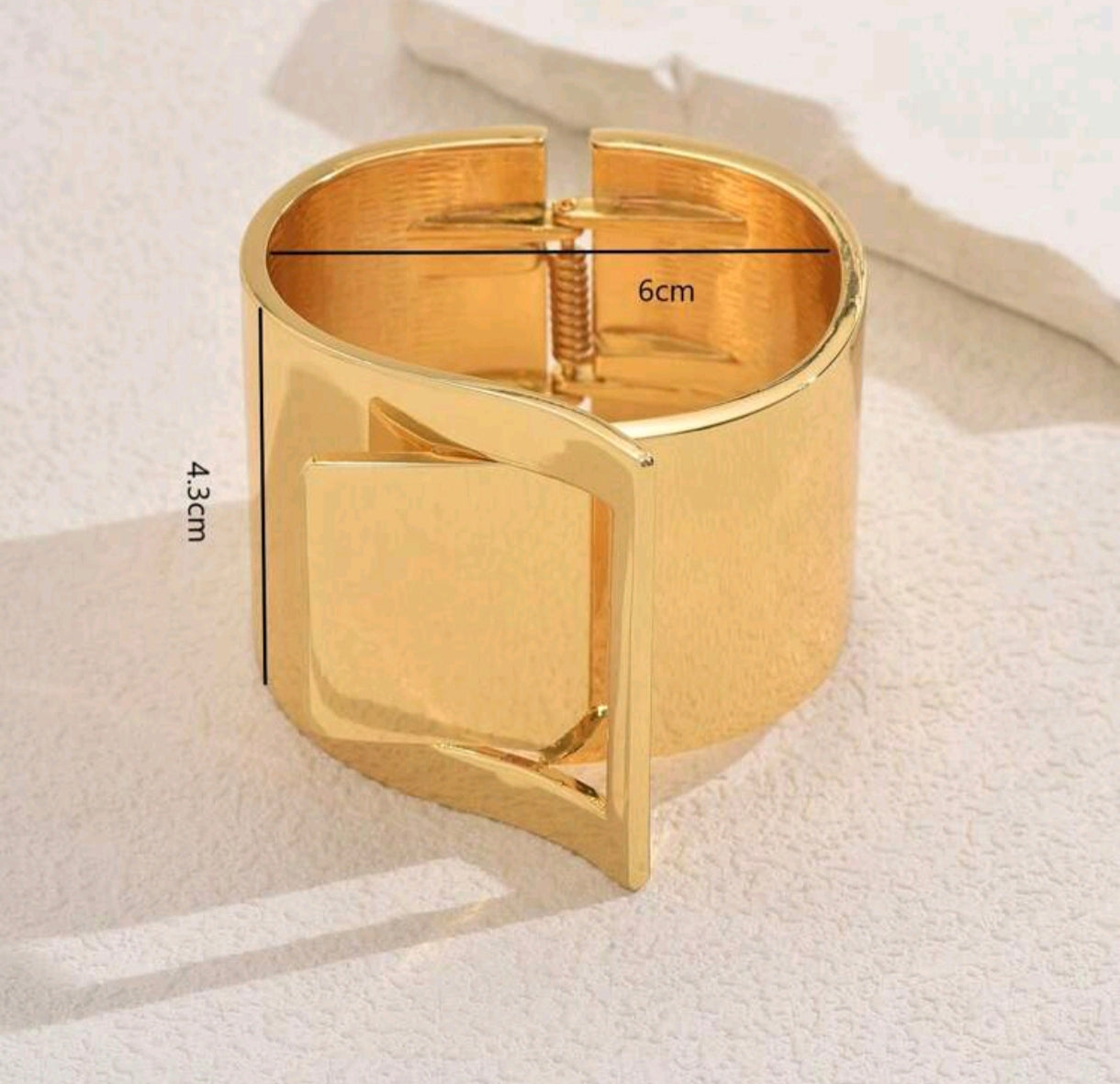 1 Stück goldfarbenes, übertrieben breites Armband, modisches Design
