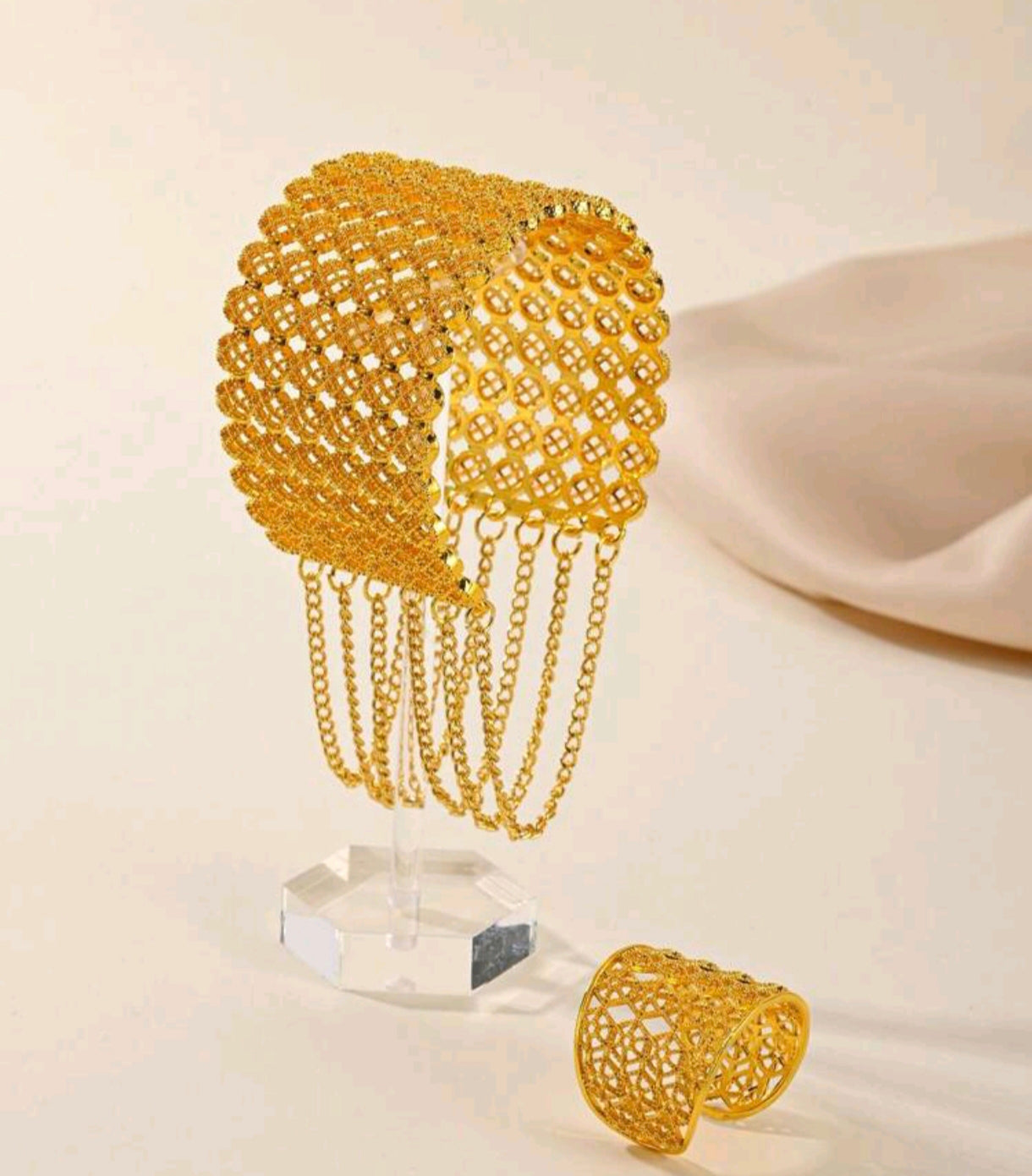 Armbändern und Ringen