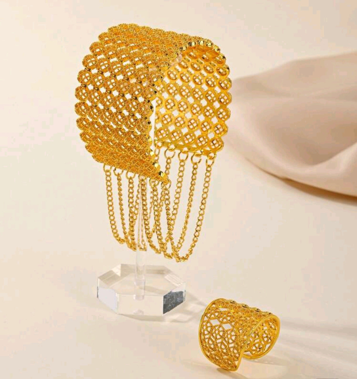 Armbändern und Ringen