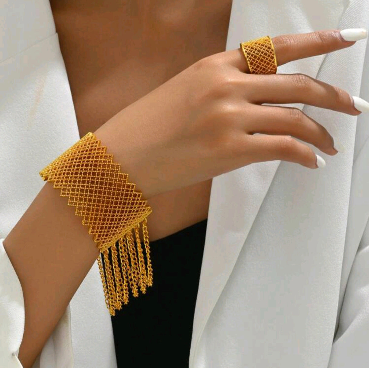 Armbändern und Ringen
